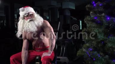 在健身房训练二头肌的圣诞老人